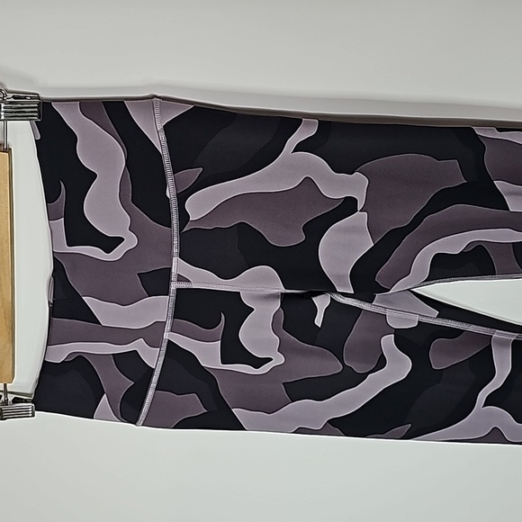 UNDER Armour small heatgear black and purple athletic leggings - Picture 2 of 8